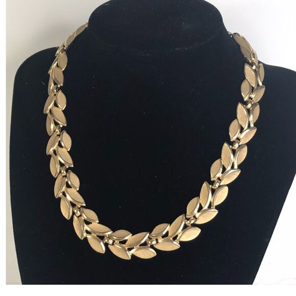 Trifari Choker Necklace Gold Brushed Leaf 1960's Vintage Jewelry - Picture 1 of 4